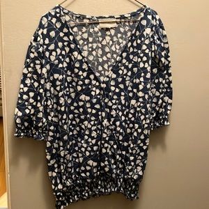 It is a short sleeve shirt. It’s a size small. The brand is Melloday.